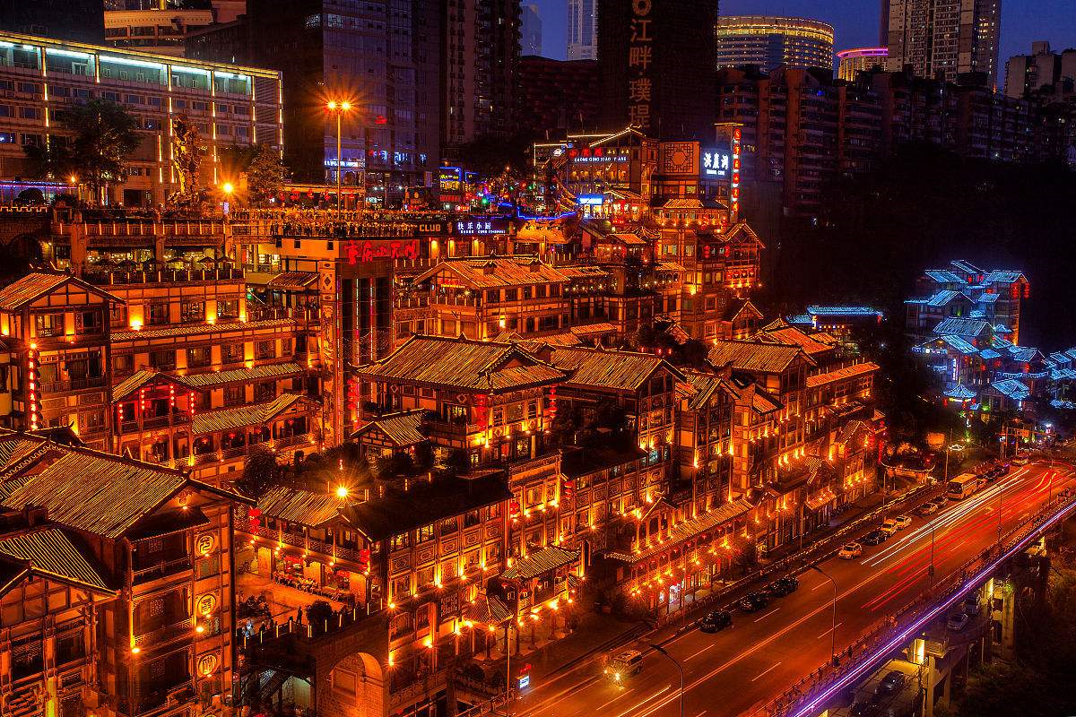 山城之光，重庆——火锅之城魅力之旅